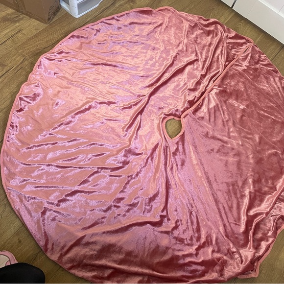 Pink Velvet Christmas Tree Skirt Holiday Decor
Aesthetic - Picture 3 of 11